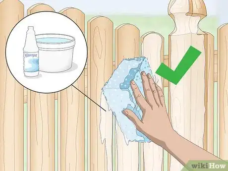 Imagen titulada Clean a Wood Fence Step 13