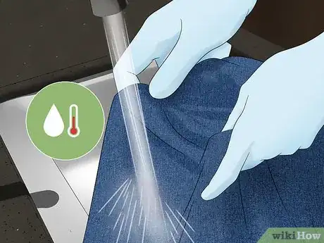 Imagen titulada Get Oil Stains Out of Jeans Step 9