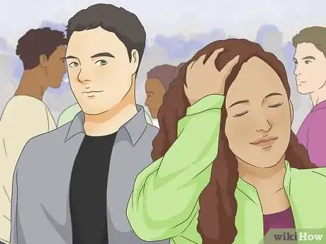 Imagen titulada Check Out a Girl Without Her Noticing Step 4