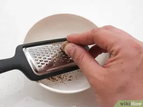 Imagen titulada Grate Nutmeg Step 7