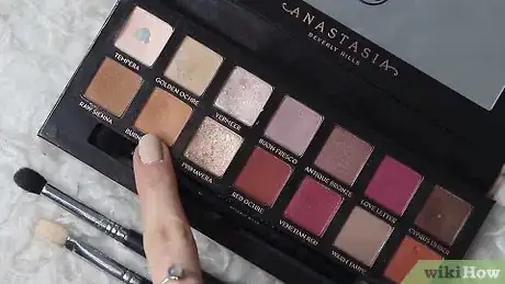 Imagen titulada Apply Eyeshadow (for Beginners) Step 1