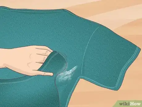 Imagen titulada Get Deodorant Off Your Clothes Step 1