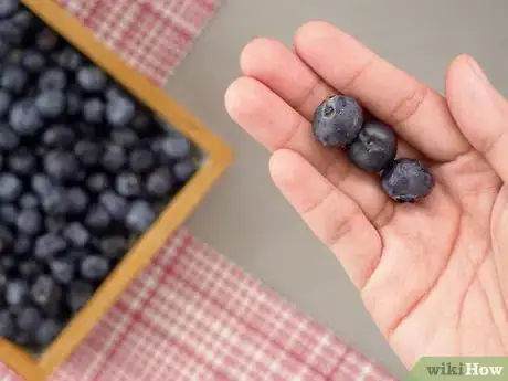 Imagen titulada Eat Blueberries Step 2