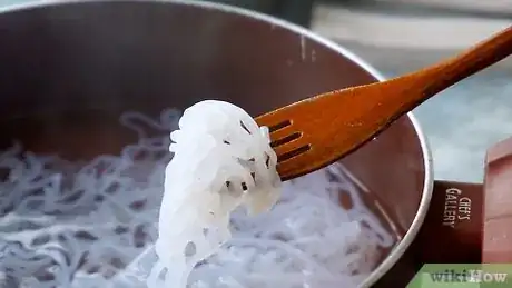 Imagen titulada Cook a Noodles and Egg Quick Meal Step 3