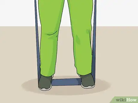 Imagen titulada Do Bicep Curl Resistance Band Exercises Step 1