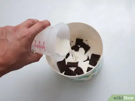 Imagen titulada Make a Drip Cake Step 5