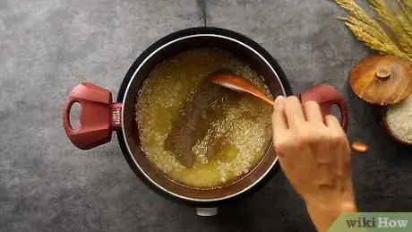 Imagen titulada Cook Rice with Chicken Broth Step 1