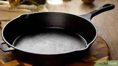 Imagen titulada Season Cast Iron Cookware Step 9