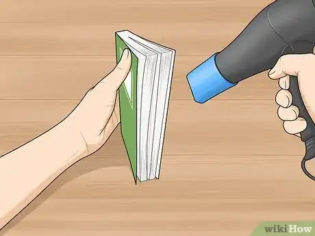 Imagen titulada Remove the Mildew Smell from Books Step 2