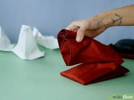 Imagen titulada Fold a Napkin Into a Swan Step 21