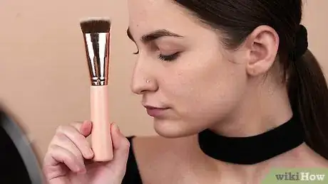 Imagen titulada Put on Liquid Foundation Step 17