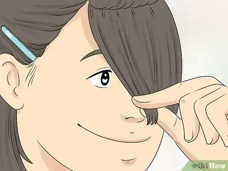 Imagen titulada Razor Cut Bangs Step 13