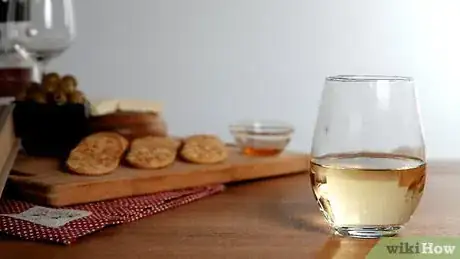 Imagen titulada Hold a Wine Glass Step 7