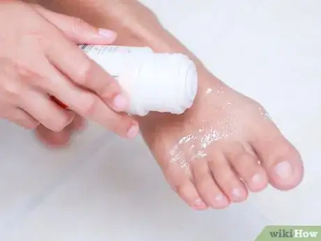 Imagen titulada Control Foot Odor with Baking Soda Step 17