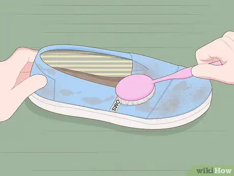 Imagen titulada Wash Toms Shoes Step 1