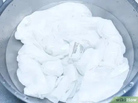 Imagen titulada Get Sweat Stains out of Clothing Step 5