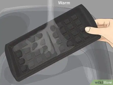 Imagen titulada Clean a Waffle Iron Step 10