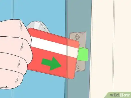Imagen titulada Open a Door with a Credit Card Step 2