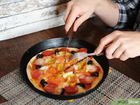 Imagen titulada Eat Pizza Step 9
