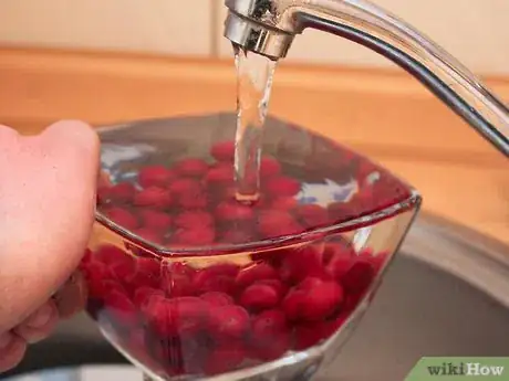 Imagen titulada Eat Cherries Step 3