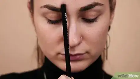 Imagen titulada Shape Your Eyebrows with a Razor Step 9