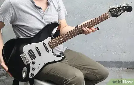 Imagen titulada Use a Guitar Slide Step 3
