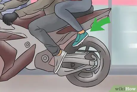 Imagen titulada Ride on the Back of a Motorcycle Step 16