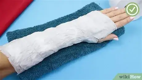 Imagen titulada Make a Fake Arm Cast Step 11
