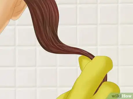 Imagen titulada Do a Strand Test Before Dyeing Your Hair Step 9