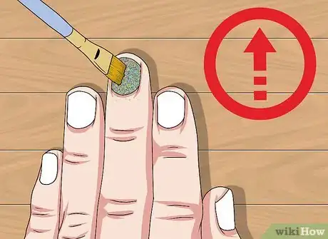 Imagen titulada Make Holographic Nails Step 4