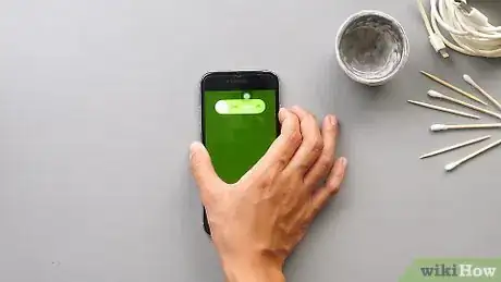 Imagen titulada Clean Your Lightning Port Step 1