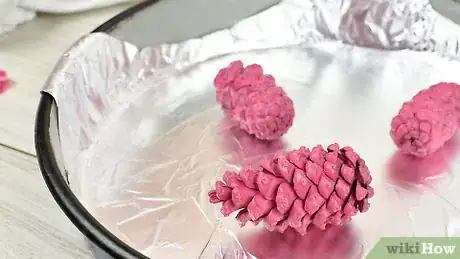 Imagen titulada Paint Pine Cones Step 7