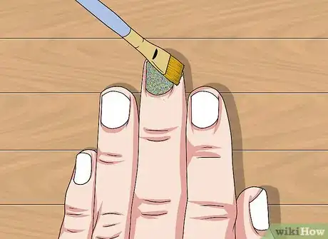 Imagen titulada Make Holographic Nails Step 5