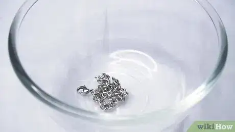 Imagen titulada Clean Silver with Coke Step 1