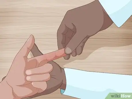 Imagen titulada Splint a Finger Step 7