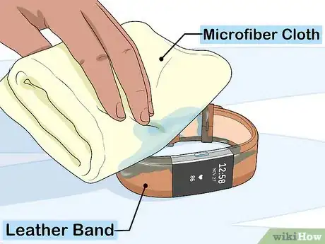 Imagen titulada Clean a Fitbit Band Step 6