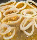 preparar calamares en salsa de tomate