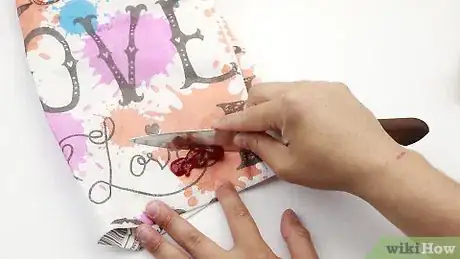 Imagen titulada Remove Tomato Sauce from Fabrics Step 1