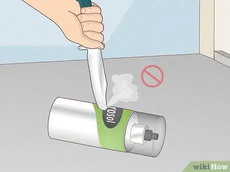 Imagen titulada Dispose of Aerosol Cans Step 8