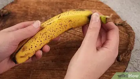 Imagen titulada Peel a Plantain Step 9