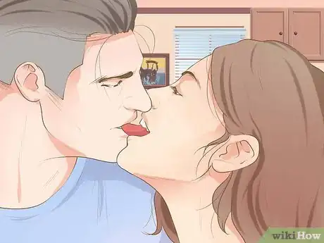 Imagen titulada Get Your Boyfriend to French Kiss You when He Doesn't Know How to Step 10