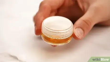 Imagen titulada Make Lip Gloss with Honey Step 5