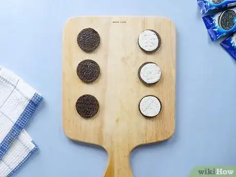 Imagen titulada Eat an Oreo Cookie Step 4
