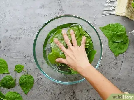 Imagen titulada Prepare Spinach Step 4