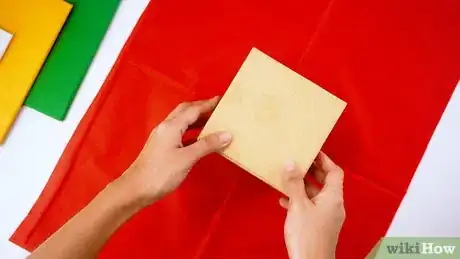 Imagen titulada Wrap with Tissue Paper Step 2