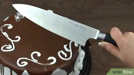 Imagen titulada Cut a Round Cake Step 1