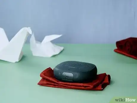 Imagen titulada Fold a Napkin Into a Swan Step 20