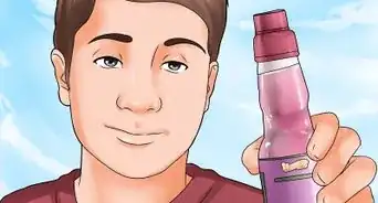 abrir y beber una botella de bebida Ramune