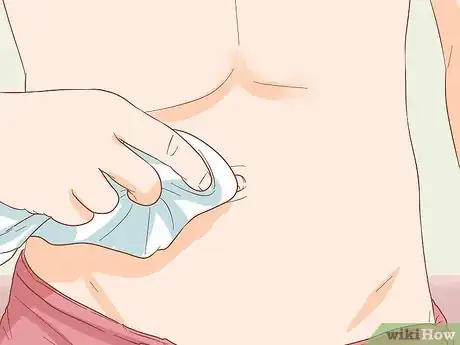 Imagen titulada Clean Your Belly Button Step 4