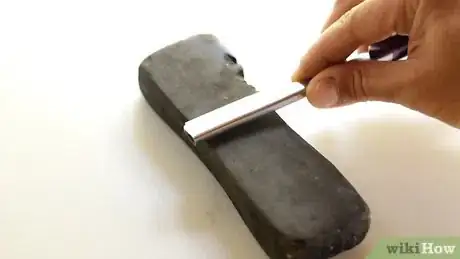 Imagen titulada Shave with a Straight Razor Step 24